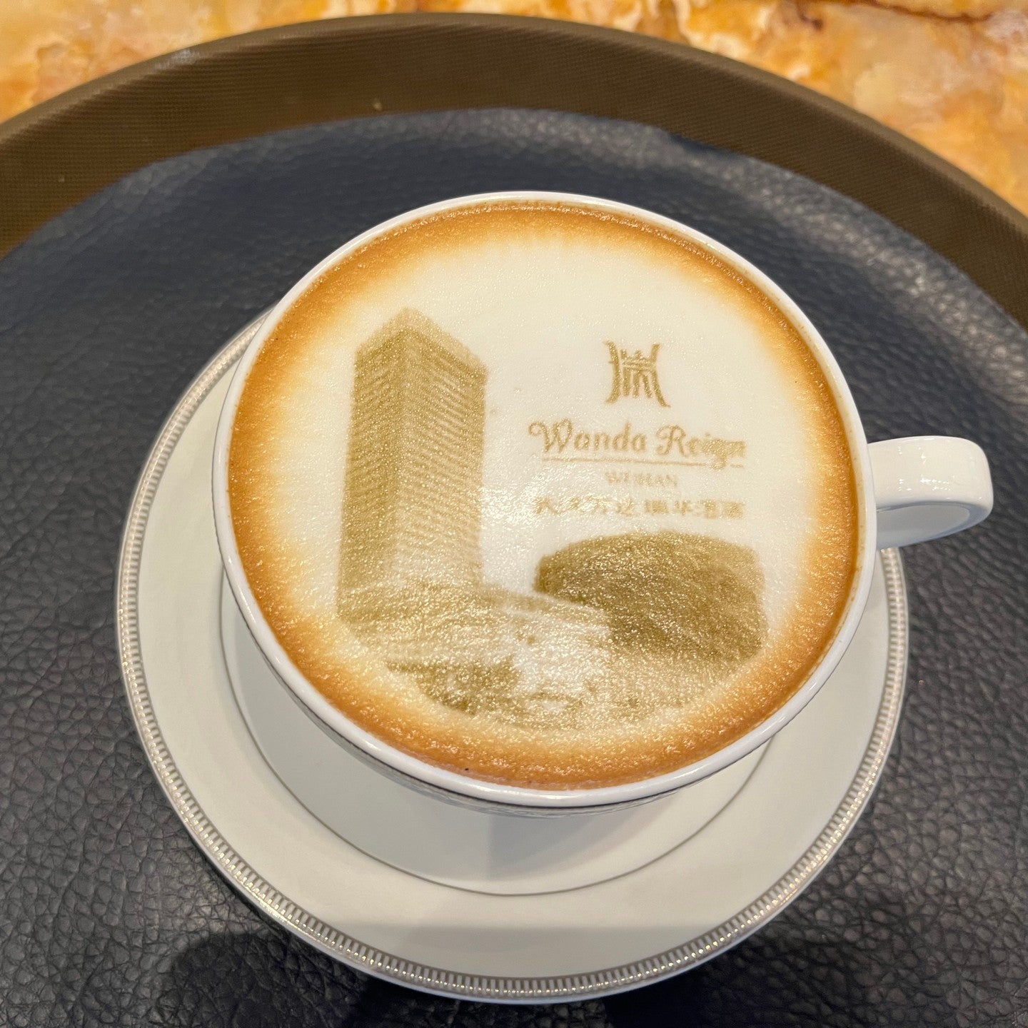 Make-Customers-Feel-Cared-For-Why-Cafés-and-Hotels-Need-a-Coffee-Printer Glorink & EVEBOT