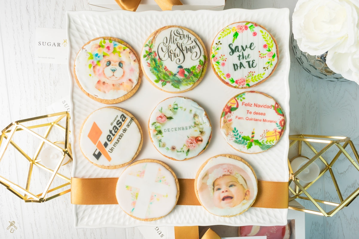 A table topped with lots of decorated cookies