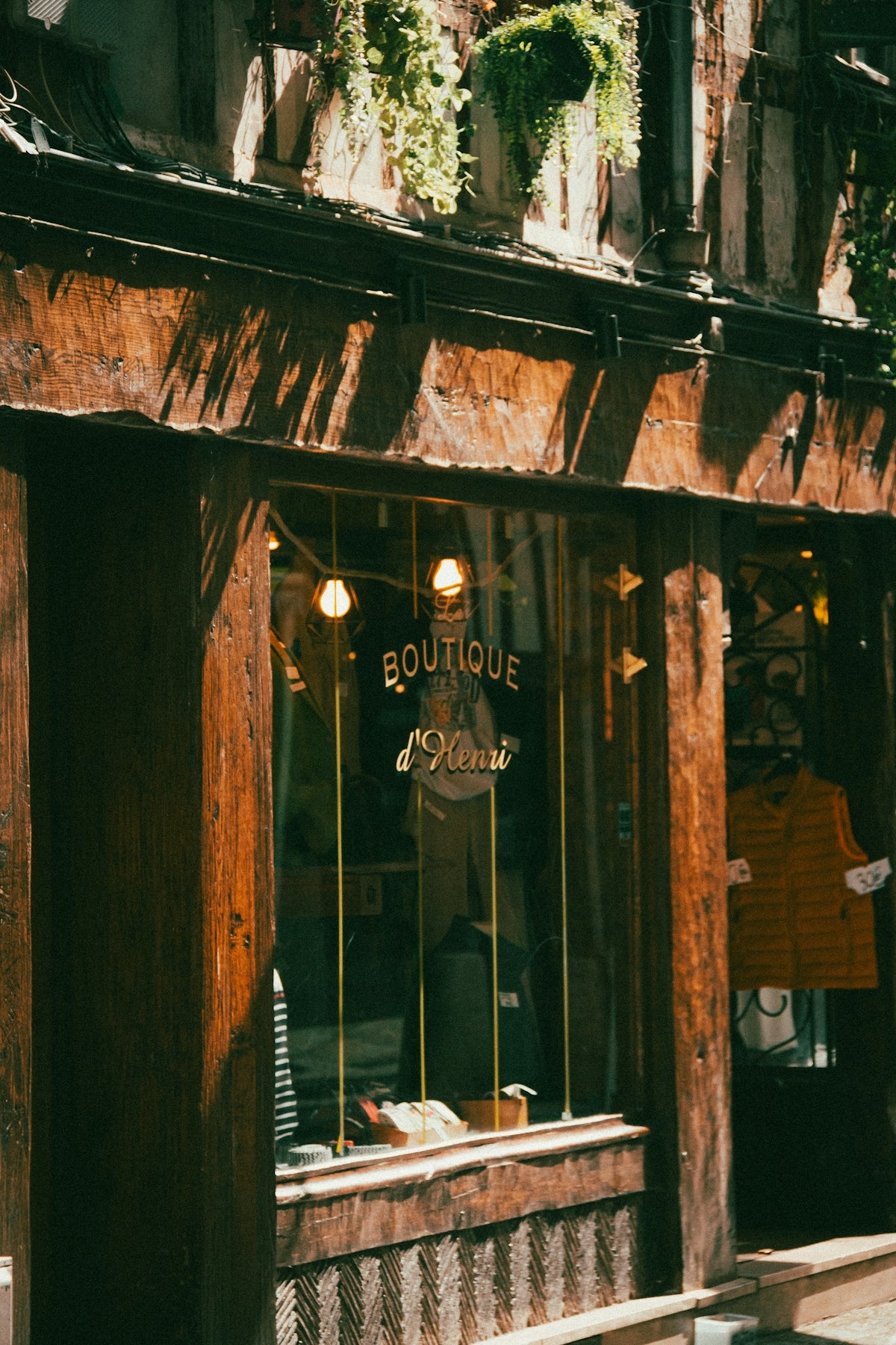 A building with a sign that says boutique on it